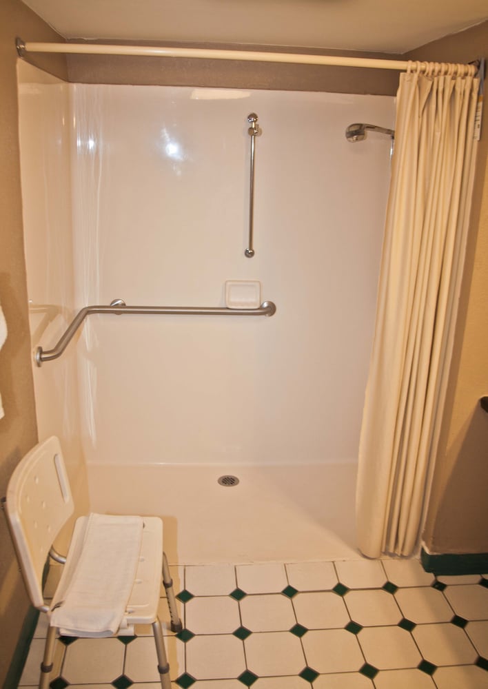 Suite, 1 King Bed, Accessible, Non Smoking photo 3