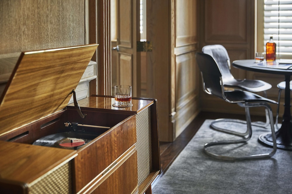 Signature Suite with One King Bed and Sofa Bed (Non Smoking) photo 3