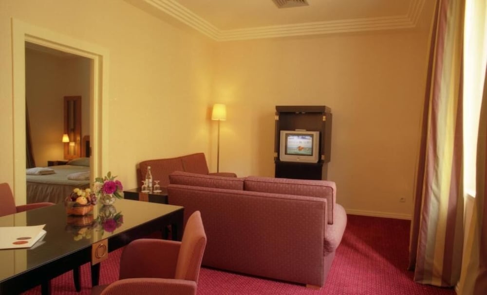 Suite - Photo 2