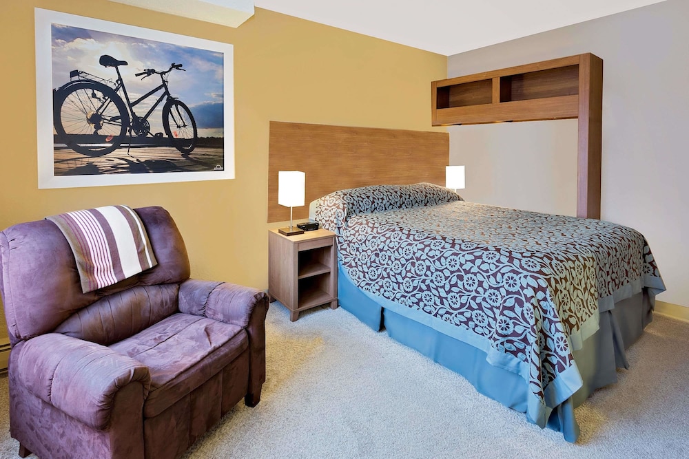 Upgraded, Standard Room, 1 Queen Bed photo 3