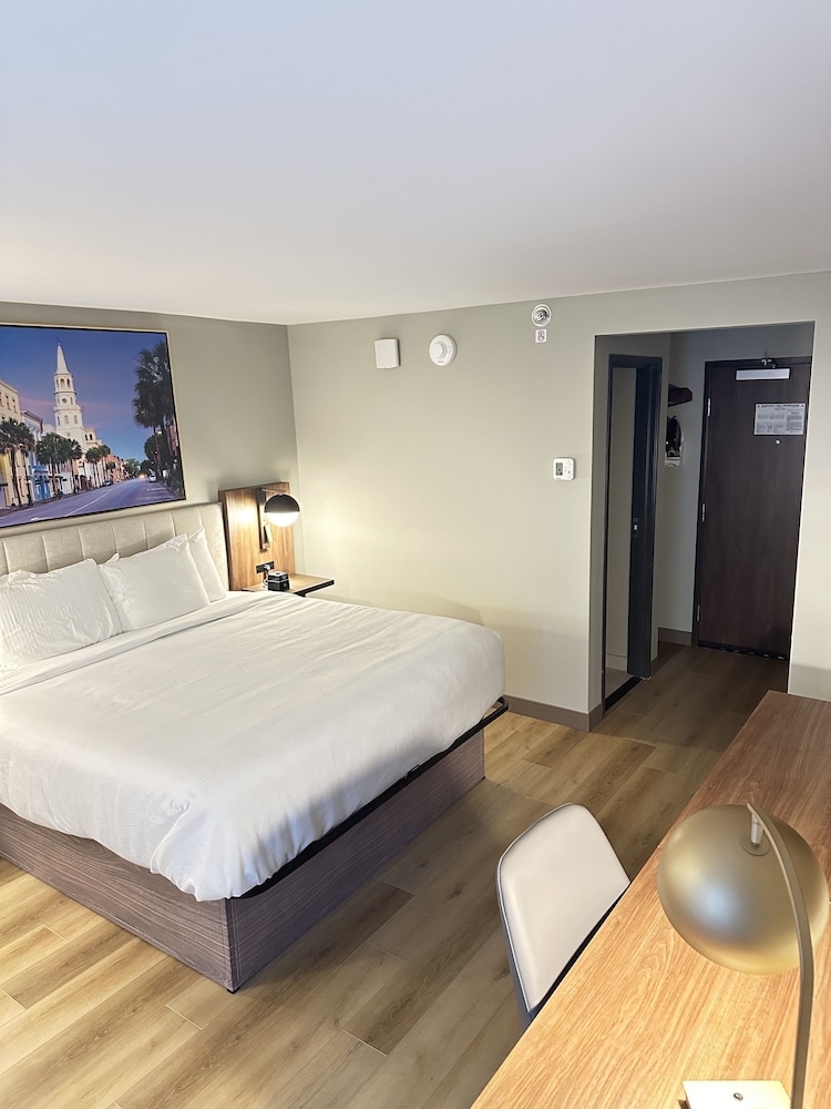 Standard Room, 1 King Bed, Non Smoking - Photo 6
