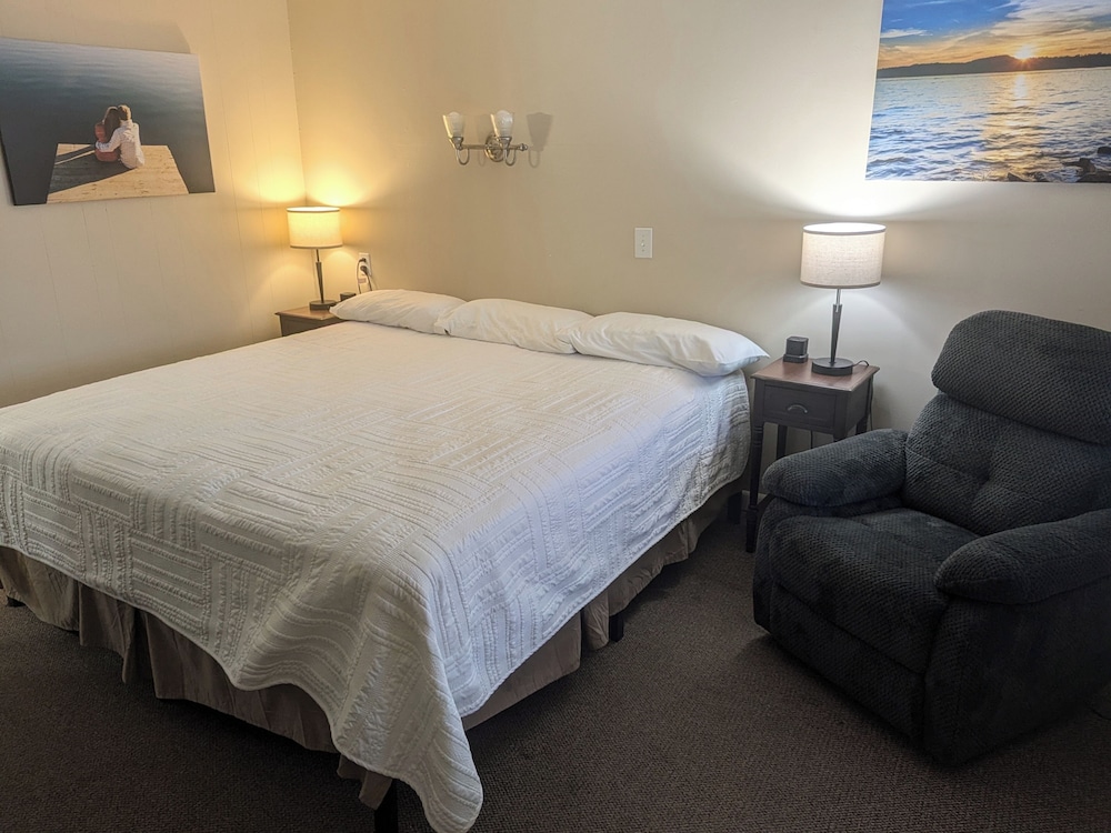 Deluxe Room, 1 King Bed photo 1