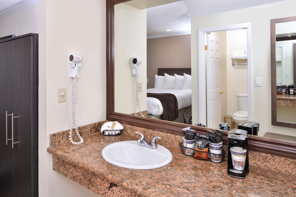 Deluxe Room, 1 King Bed, Non Smoking, Balcony - Photo 4