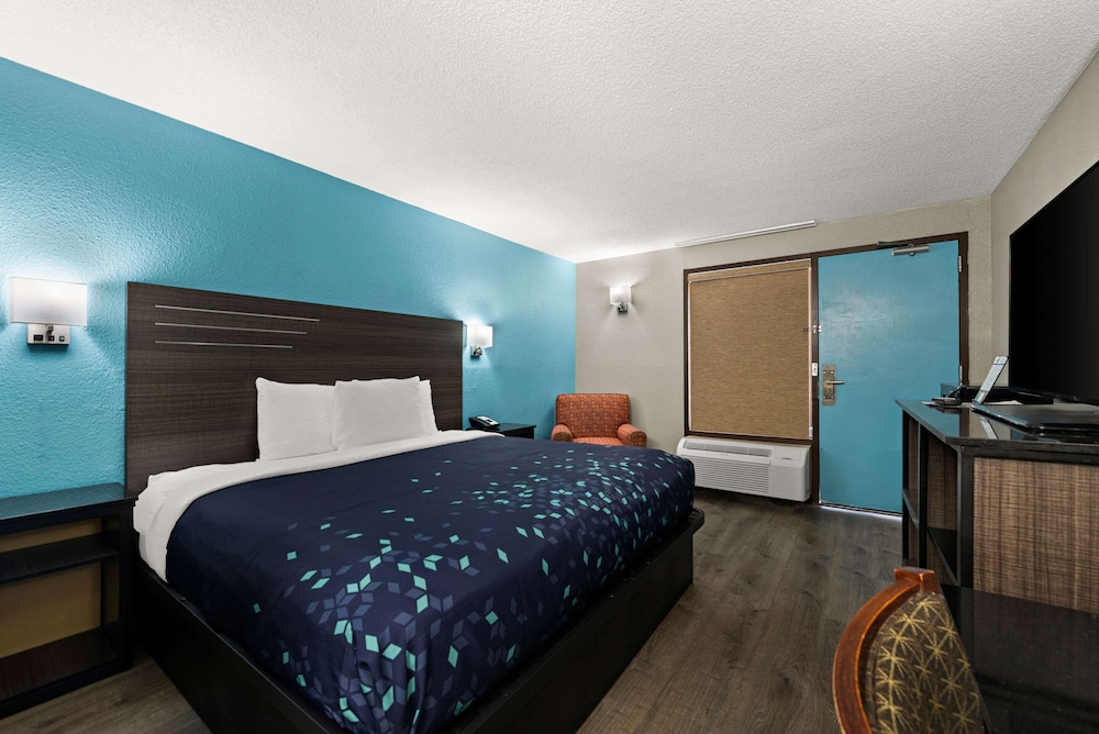 Standard Room, 1 King Bed, Smoking - Photo 1