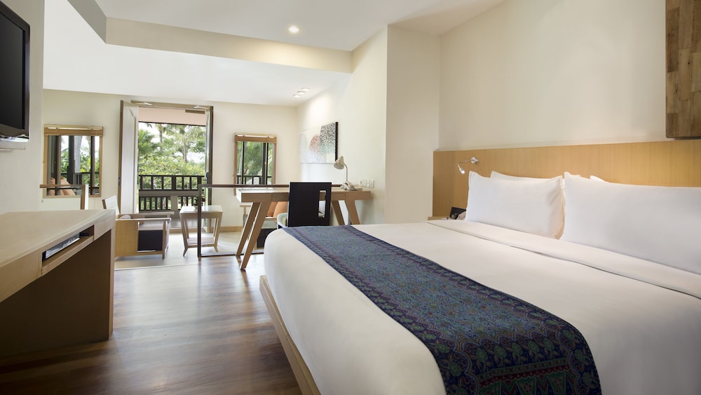 Suite, 1 King Bed with Sofa bed, Garden View
