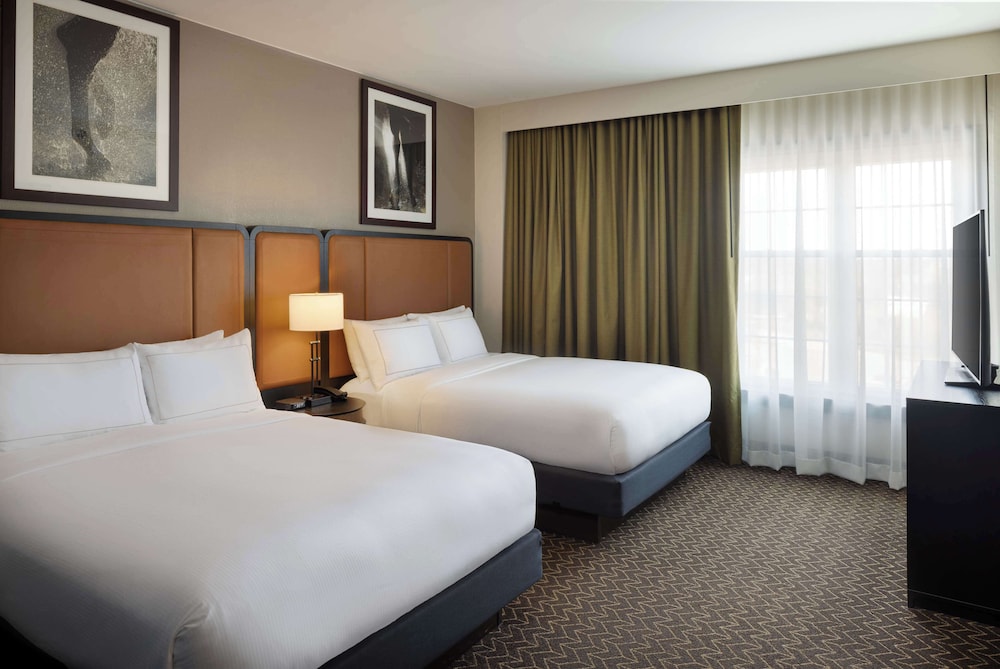 Premium Two Room Suite, 2 Queen Beds photo 2