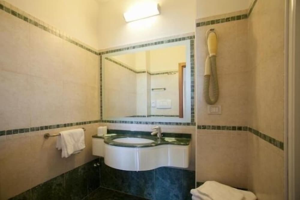 Economy Double or Twin Room - Photo 9