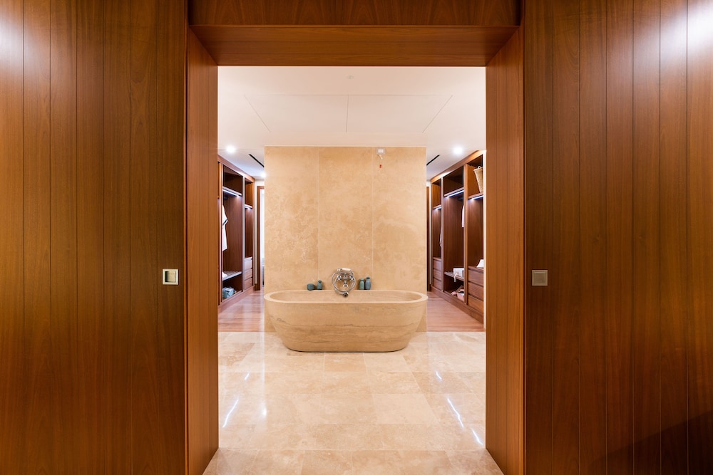 Royal Suite, Hill View