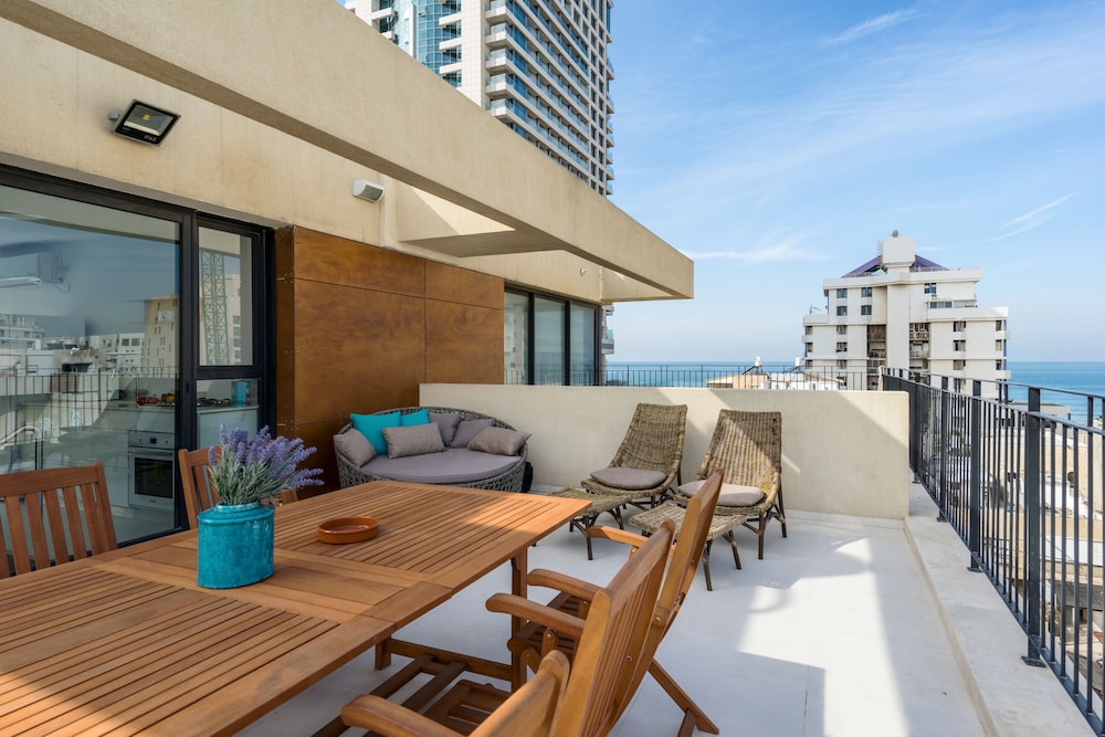 Three Bedroom Penthouse with Sea View