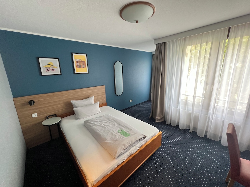 Standard Room, 1 Queen Bed - Photo 1