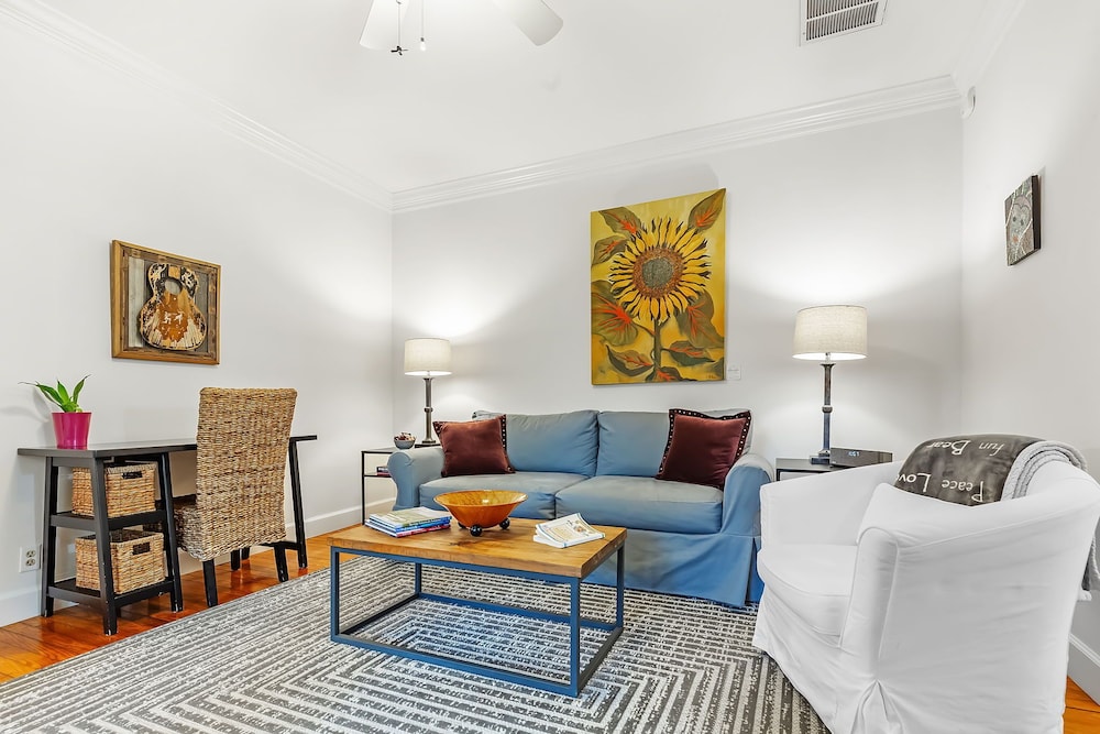 New Orleans Luxury Suite, 1 King Bed, Pets Allowed, Courtyard View