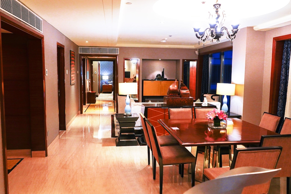 Suite, 1 Bedroom, Club Lounge Access (Dining Area) - Photo 4