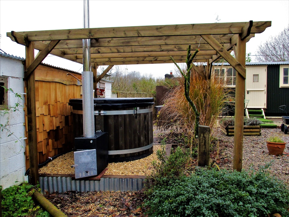 Deluxe Room, Ensuite, Garden View (Hut with Hot Tub)