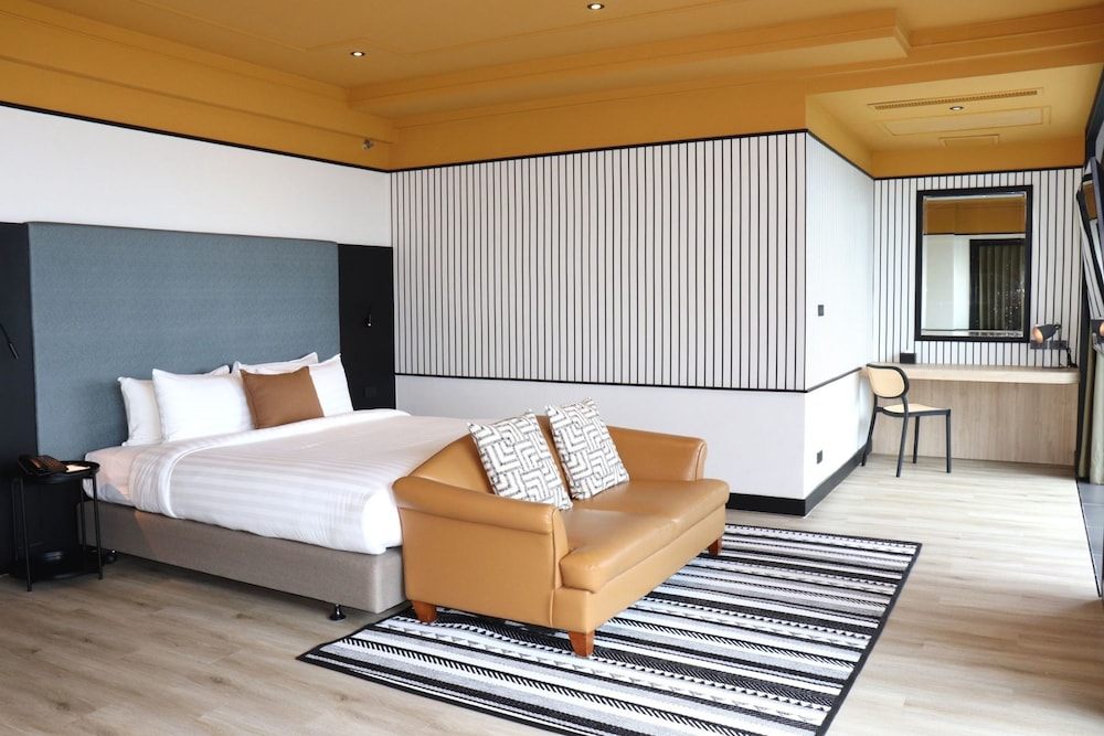 Premium Suite Room With Bathtub photo 1