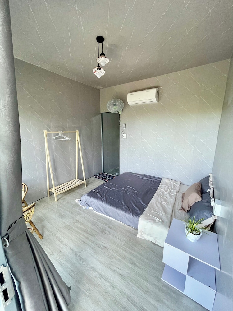 Double Room Single Use, 1 Queen Bed, Partial Sea View photo 3