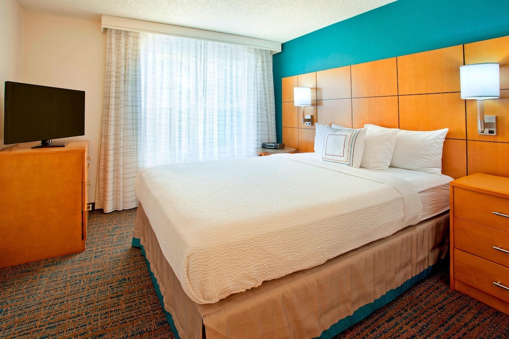 Suite, 2 Bedrooms (Mobility Accessible, Roll-In Shower)
