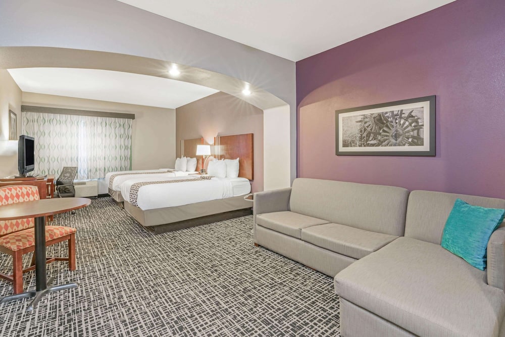 Deluxe Suite, 2 Queen Beds, Non Smoking - Photo 3