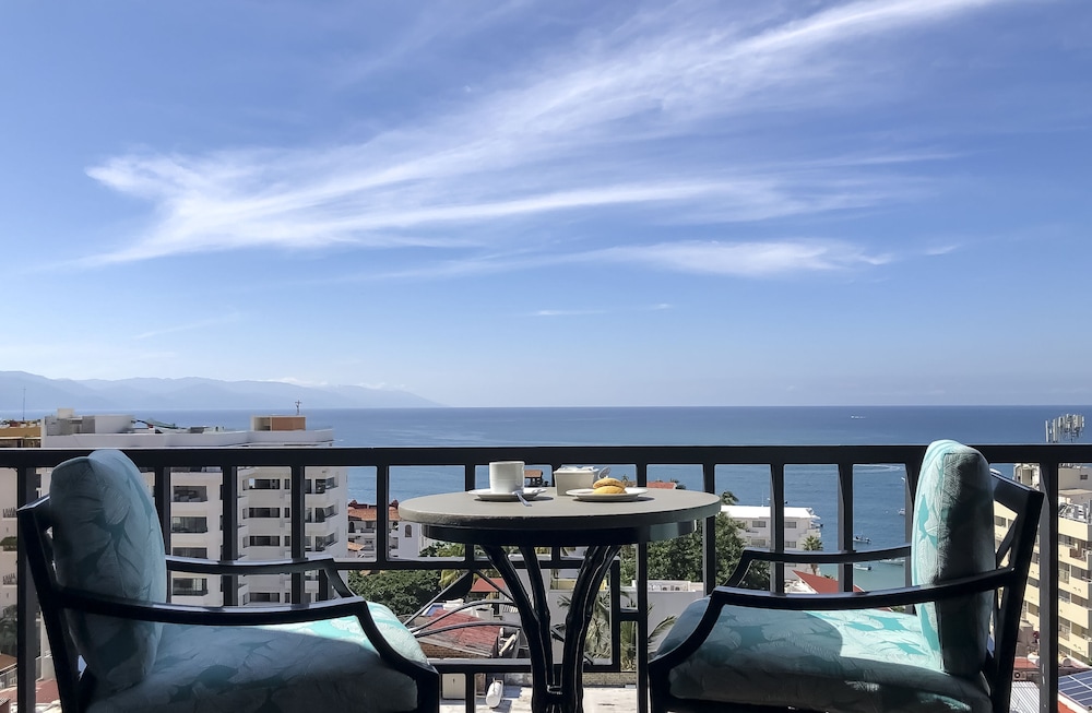 1 Bed 1 Bath Ocean Front Corner Suite