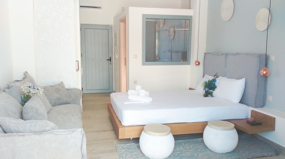 Junior Suite, 1 Queen Bed, Pool View photo 1