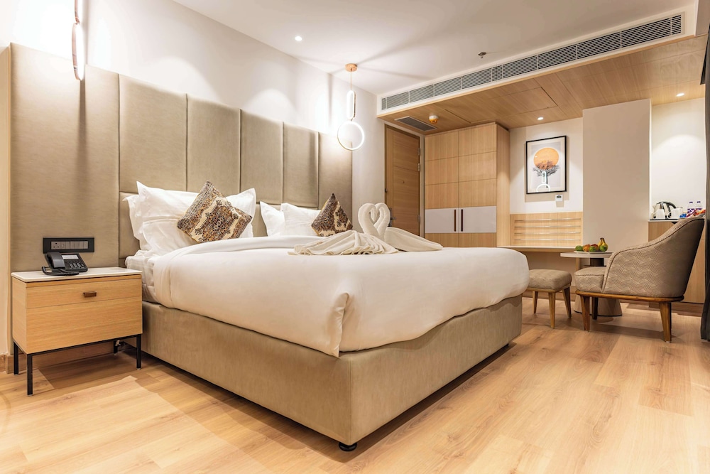 Premium Room, 1 King Bed, Non Smoking, Bathtub