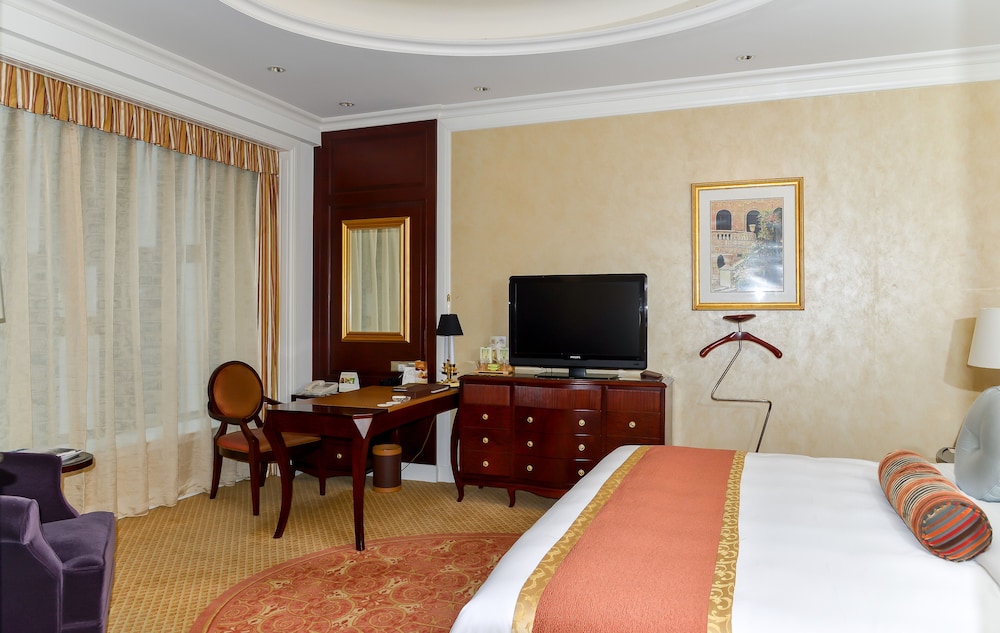 Atrium-view Queen Room - Photo 1