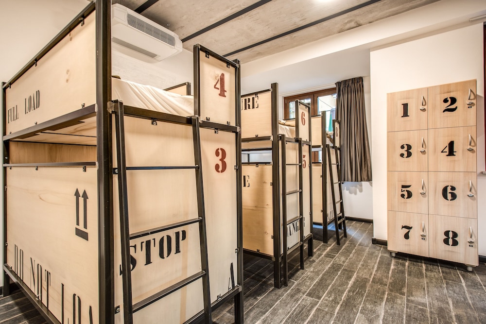 Shared Dormitory, Women Only (6 People)