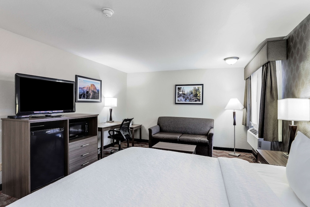 Standard Room, 1 King Bed, Non Smoking, Refrigerator & Microwave - Photo 1