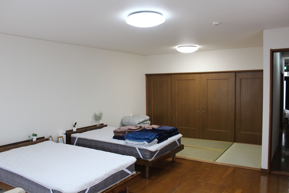 Deluxe Family Room, Non Smoking, Shared Bathroom photo 1