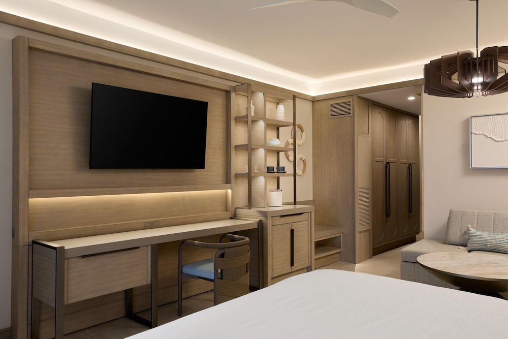 Deluxe Room, 1 King Bed with Sofa bed, Balcony (Oceanfront) photo 2