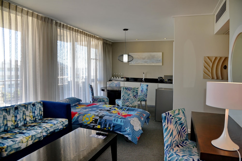 Suite, 2 Bedrooms - Photo 2