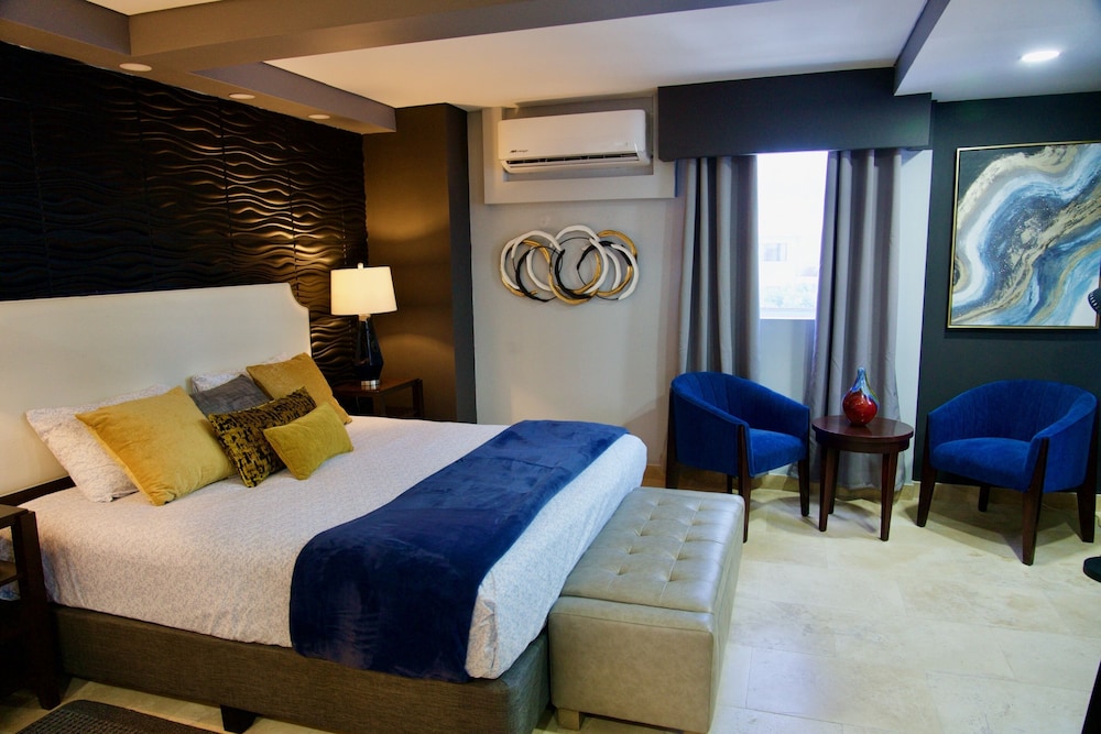 Deluxe Studio, 1 King Bed, Non Smoking, Kitchen (502)