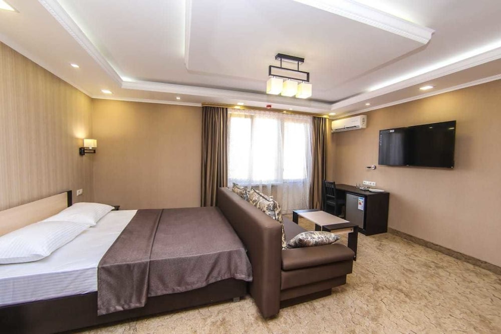 Suite, 1 King Bed photo 2