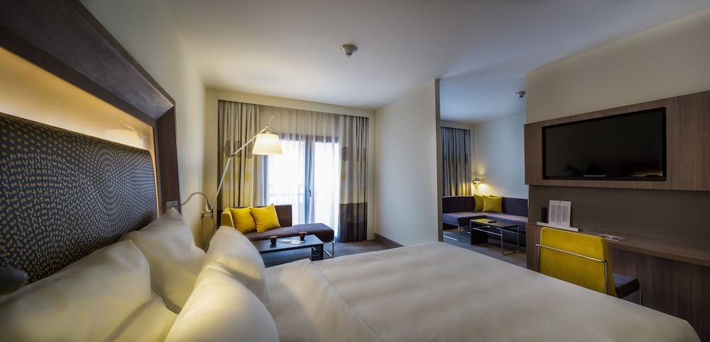 Junior Suite, 1 Queen Bed with Sofa bed thumbnail 6
