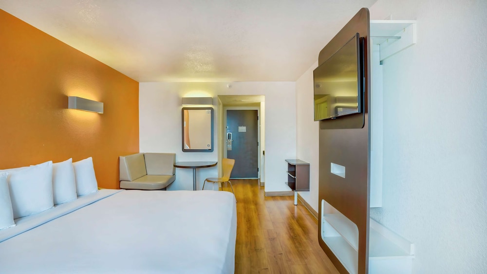 Premium Room, 1 Queen Bed, Accessible, Non Smoking photo 3