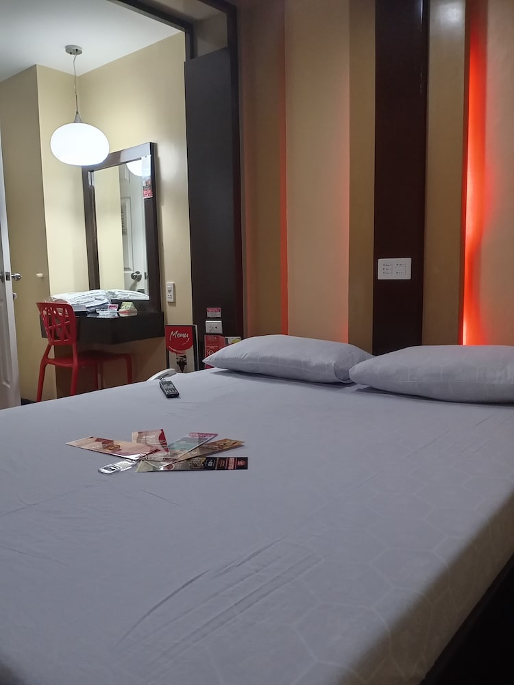 Deluxe Room, 1 Queen Bed photo 2