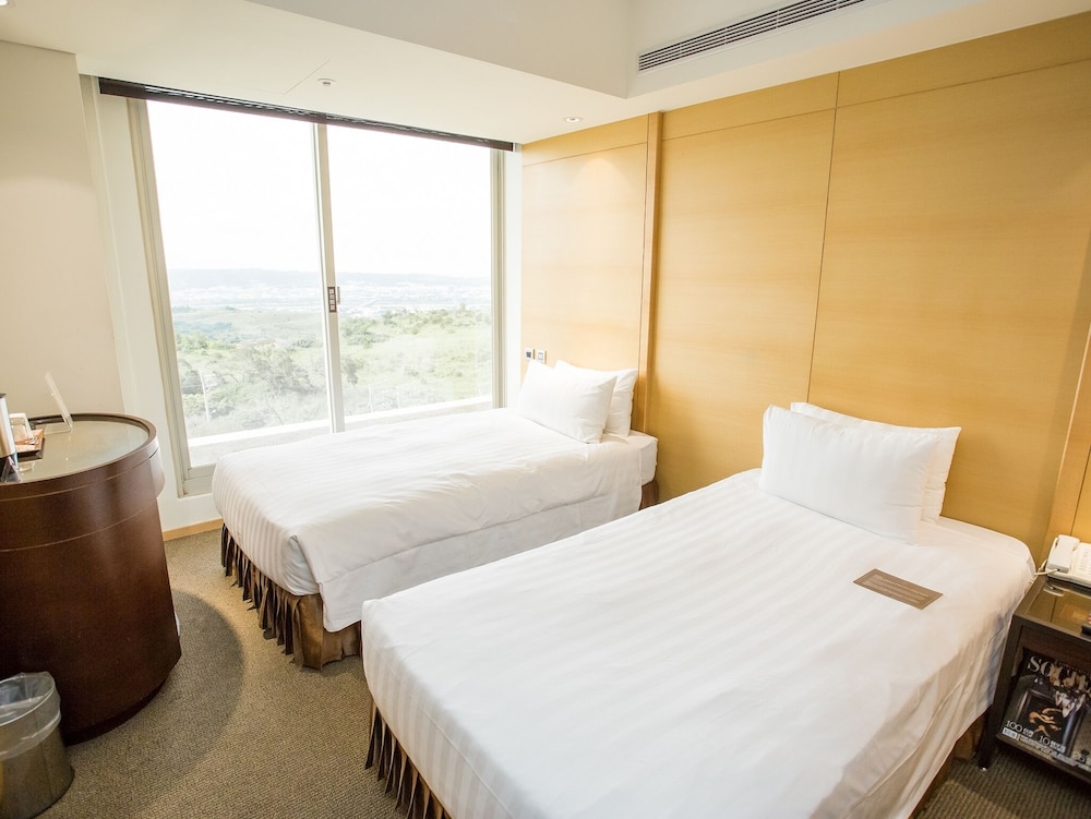 Economy Twin Room, 2 Twin Beds (Shower Only) photo 3