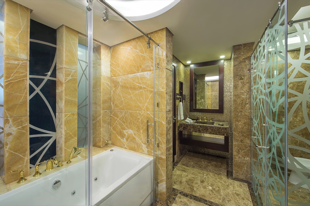 Deluxe Suite, 1 King Bed photo 2