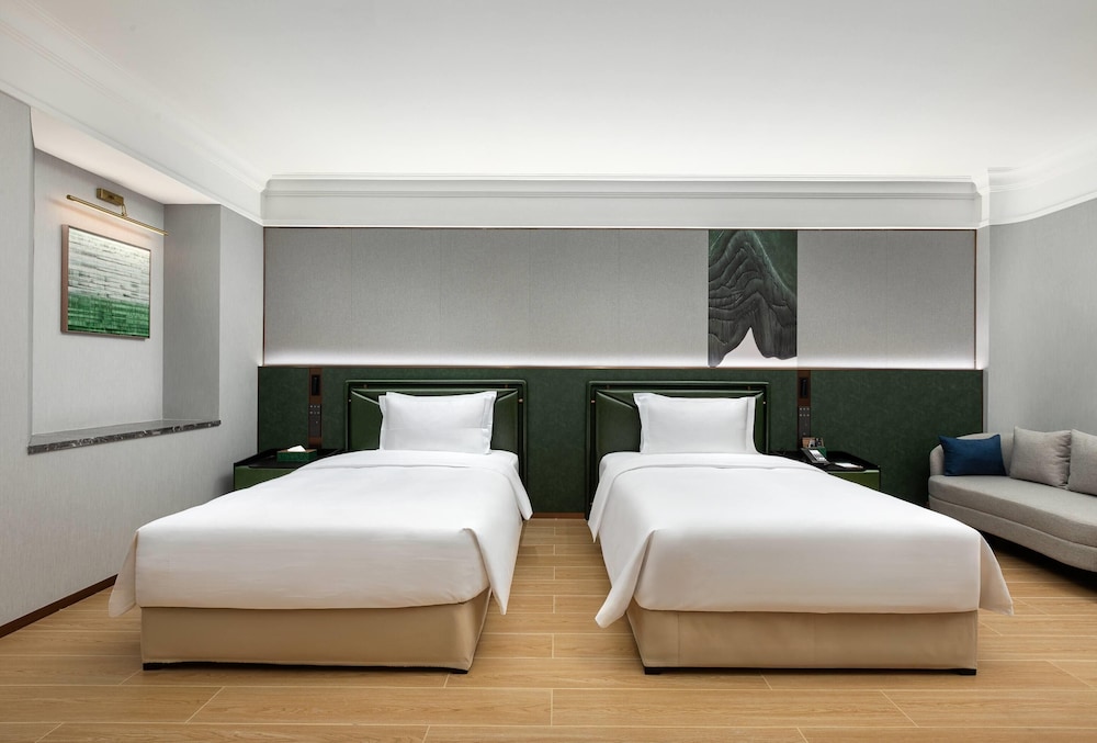 Deluxe Room, 2 Double Beds, Balcony, Garden View