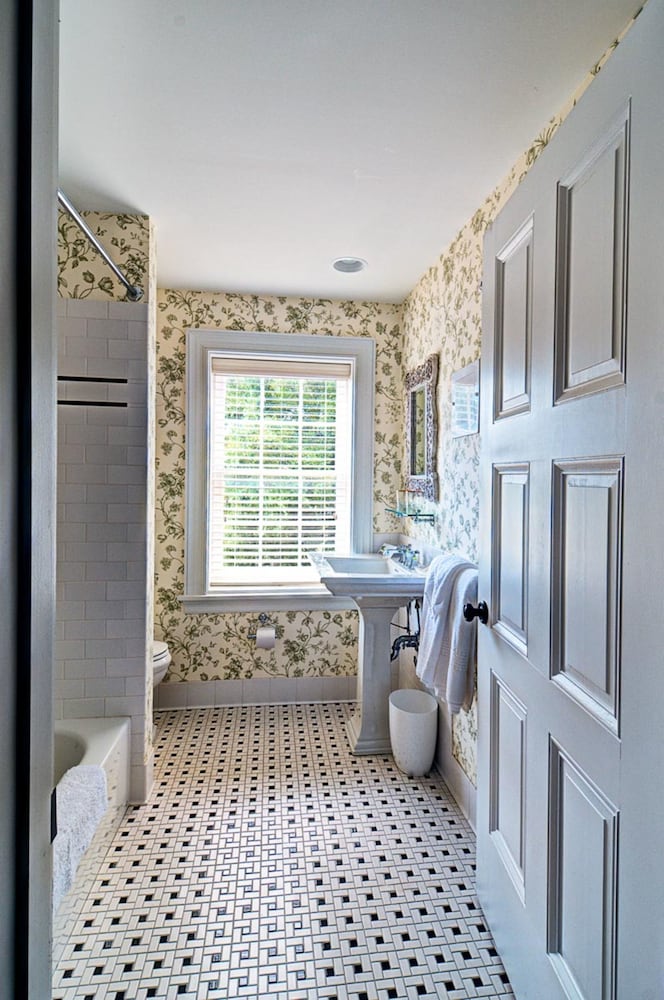 Classic Room, 1 Queen Bed, Mezzanine (Carriage House Room 6 (2n)