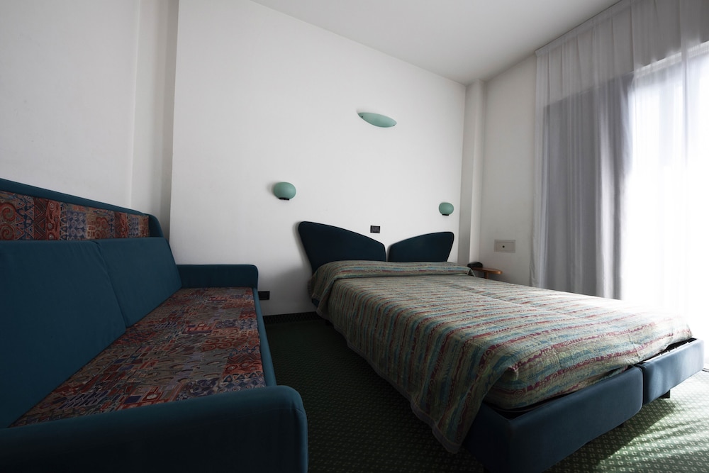 Classic Quadruple Room - Photo 2