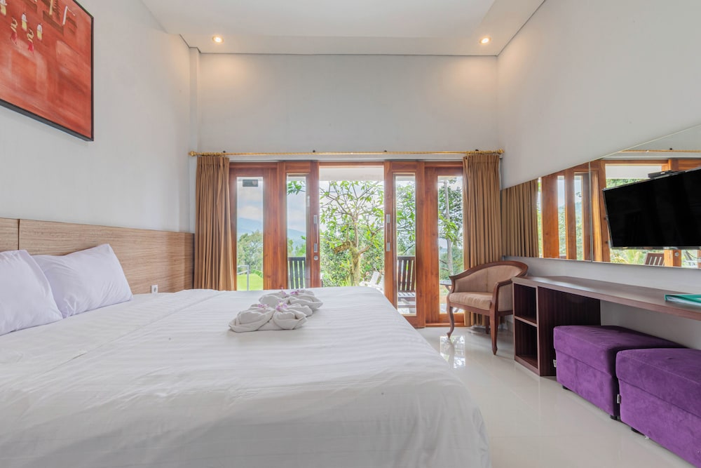 Superior Room, 1 King Bed, Pool View