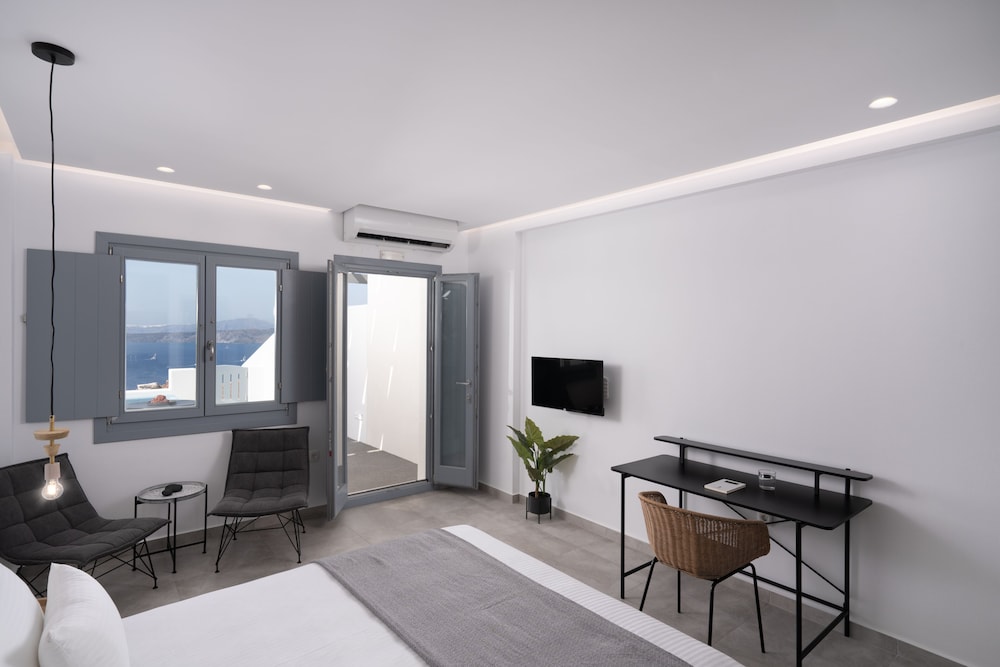 Suite with Outdoor Outdoor Mini Plunge Pool and Caldera View - Photo 1
