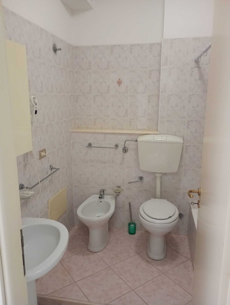 Deluxe Room, Hearing Accessible, Partial Sea View photo 3