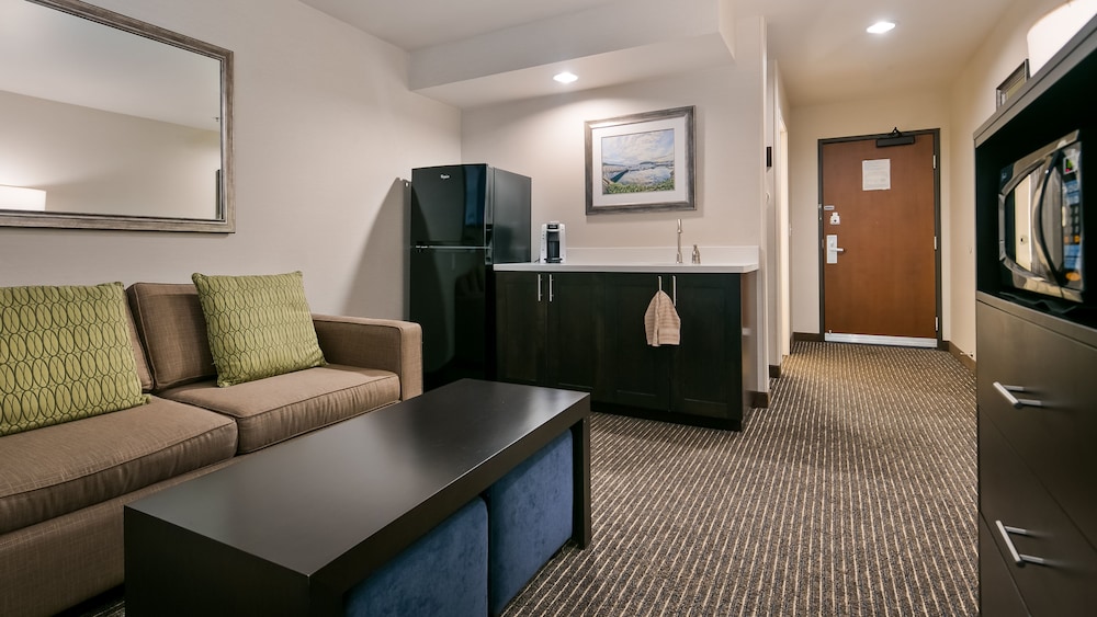 Suite, 1 King Bed - Photo 5