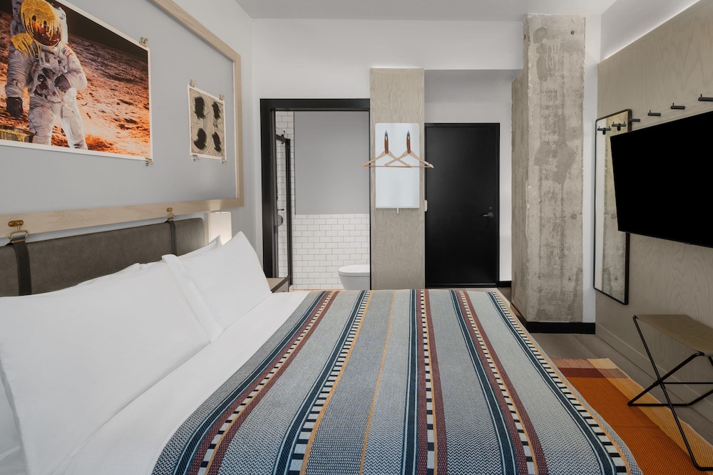 Standard Room, 1 King Bed (Mobility/Hearing Access, Roll-In Shwr) - Photo 5