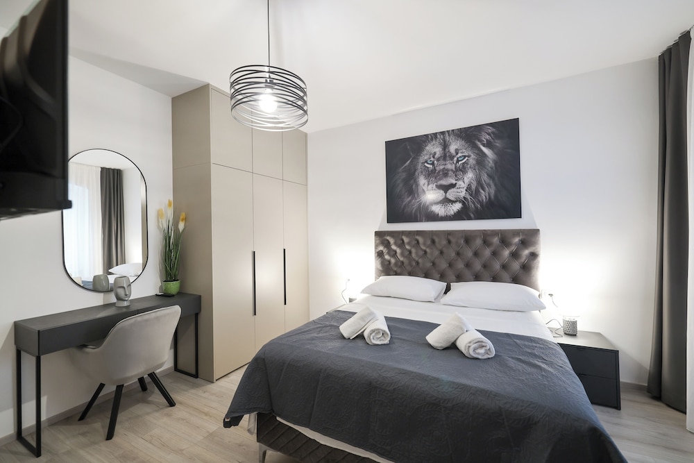 Deluxe Condo, City View