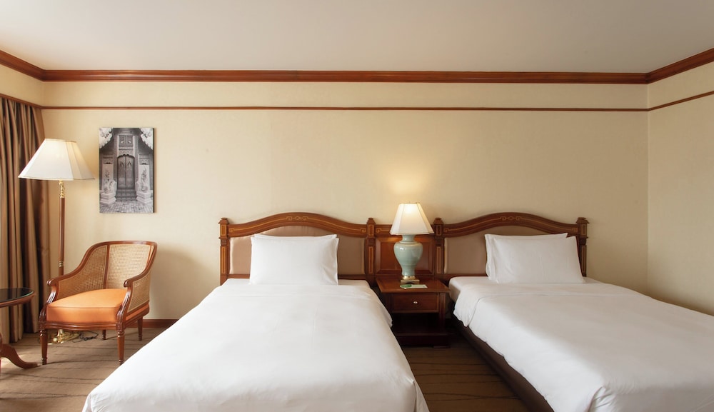 Premier Room, 2 Queen Beds - Photo 6