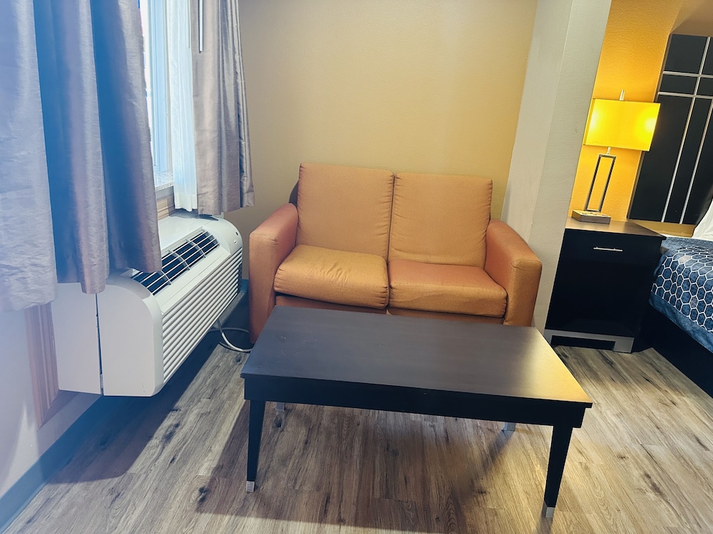 Room, 1 King Bed with Sofa bed, Accessible - Fully Refundable photo 3