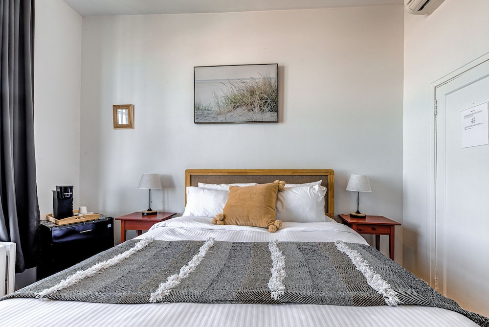 Standard Room, 1 Queen Bed, River View photo 2