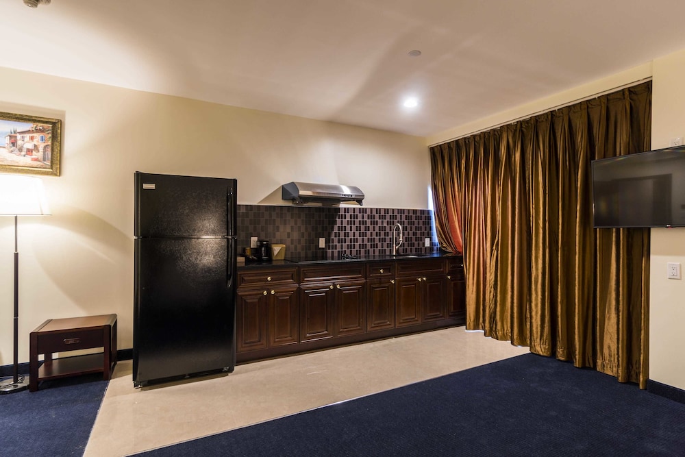 Family Studio, 2 Queen Beds, Kitchenette photo 3